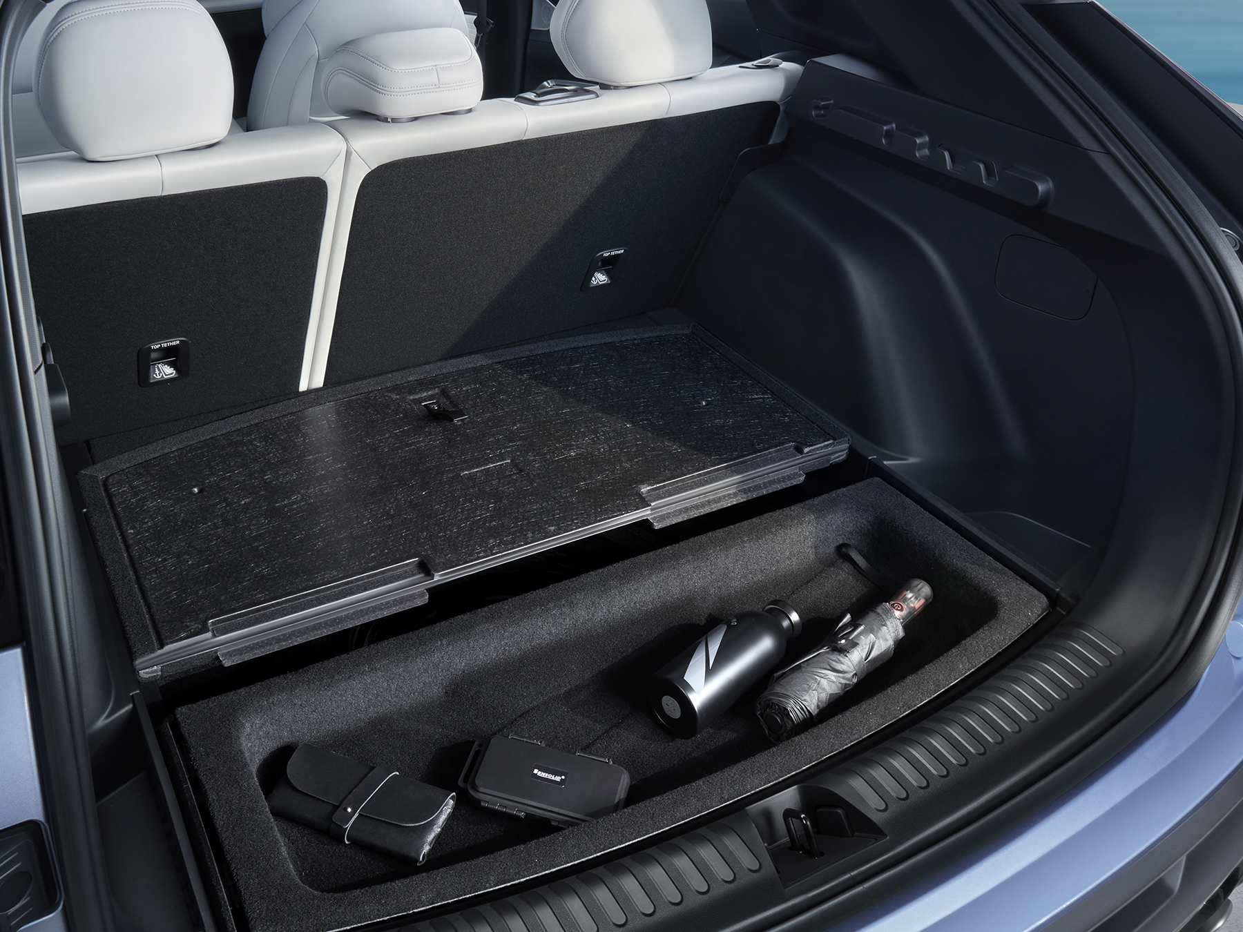 Compartimento de almacenamiento inferior del maletero