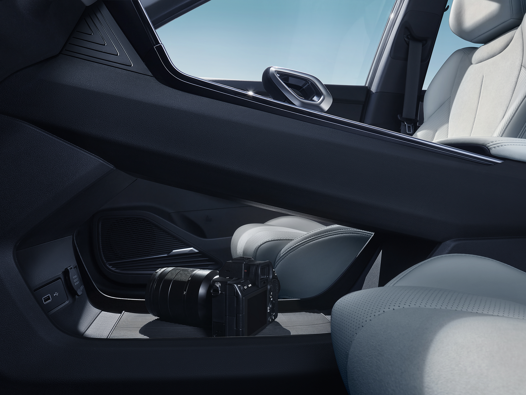 Espacio de almacenamiento bajo la consola central